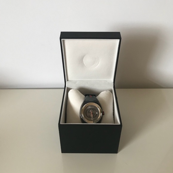 Gucci Watchs - Picture 2 of 5